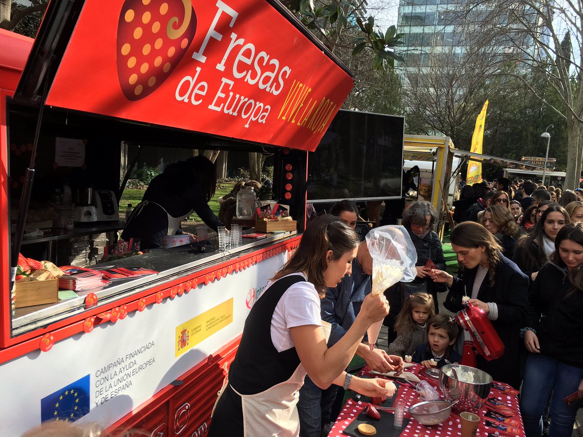 retrotrucks's tweet photo. Qué gran día con #almaobregon #madreat #alquilerdefoodtrucks @fresasdeeuropa #retrotrucks https://t.co/zZOX0qQ3vR
