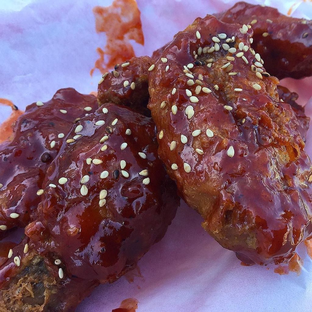 EatGR1's tweet photo. Spicy Korean wings at #emonaekoreanbbq #wings #koreanfood #cascademi https://t.co/HjFKJQ6lQZ https://t.co/StgtJrj6Nl