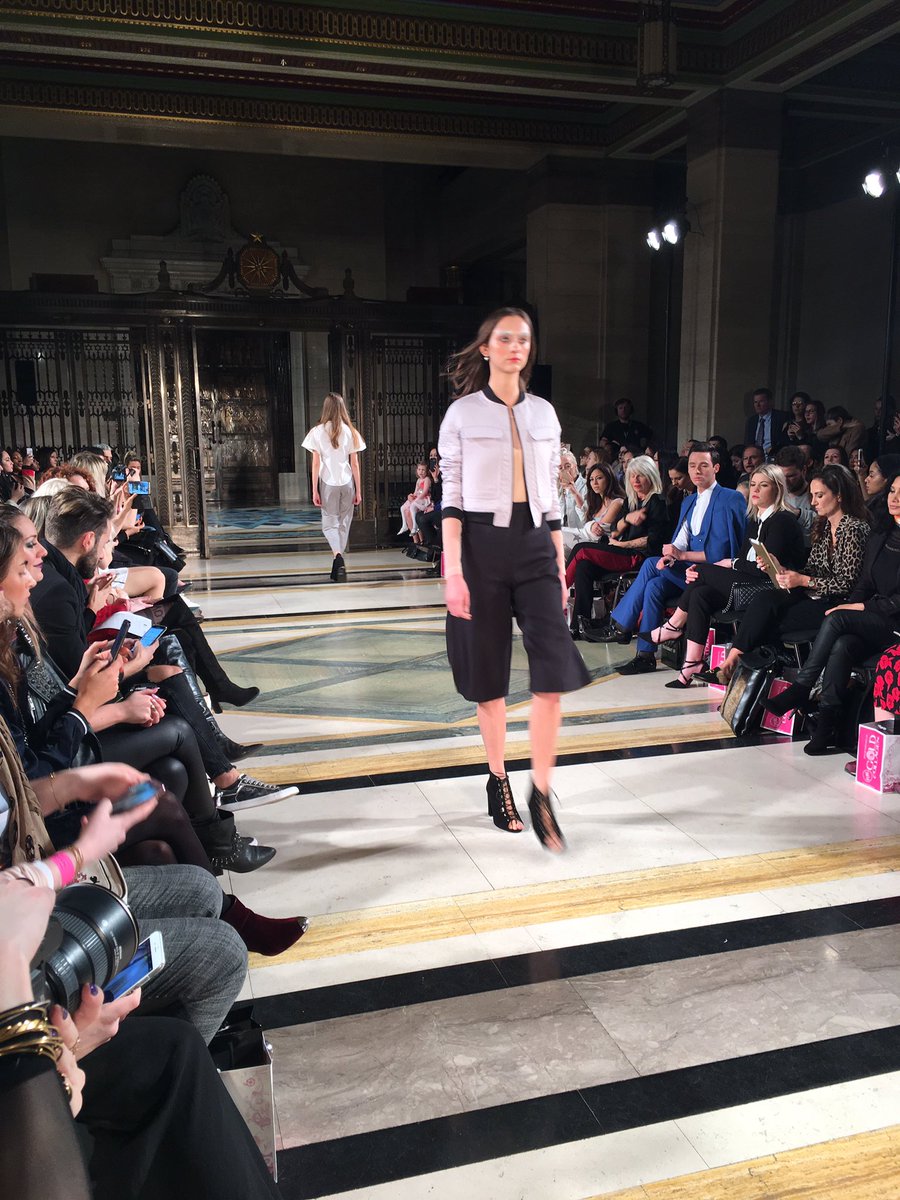 Glorious culottes <a href="/DeborahHenning/">Deborah Henning</a> show 👍🏻 #lfw #aw17 <a href="/FbloggersUK/">Fashion bloggers</a> <a href="/fashbeautylife/">だるまくんが</a> <a href="/UKBloggers1/">UK Bloggers</a> <a href="/POP_PR_UK/">Pickles</a> 💚❤💜