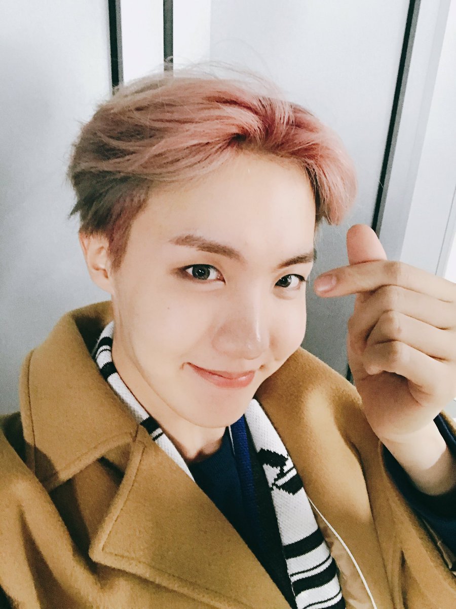 BTS_twt's tweet image. 최고의 콘서트, 최고의 생일 
덕분에 행복했습니다 !! 
정말 사랑합니다!! 
#HappyJHOPEday #희망_조준_발사 
빵야빵야😘
