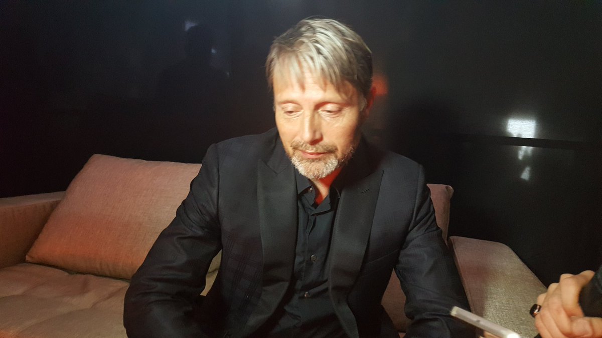 storymodechick's tweet photo. THIS AWESOME PRESS GUY TOOK MY PHONE &amp; TOOK PICS OF HIM
OH MY GOD I'M CRYING #MadsMikkelsen https://t.co/27Yew5Kccp