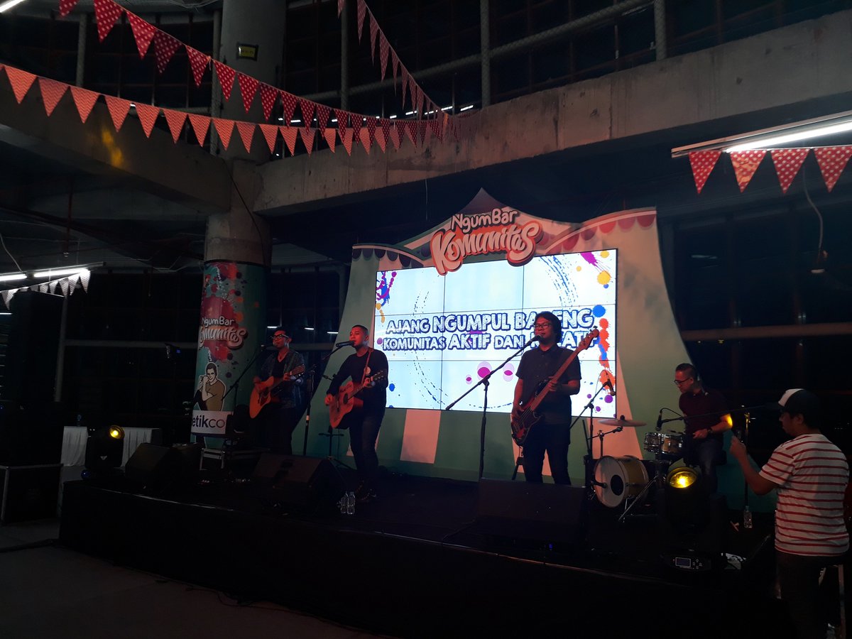 detik_community's tweet photo. Finally @TheRainBand! Sing along dulu yuuuk di #NgumbarKomunitas https://t.co/tnliVzXPws