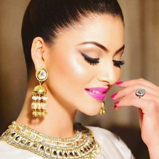 CayfayHQ's tweet photo. #urvashirautela #bollywoodactress #makeup #model #beautiful https://t.co/zDn2UwuHwU https://t.co/1BWSCZqjxm