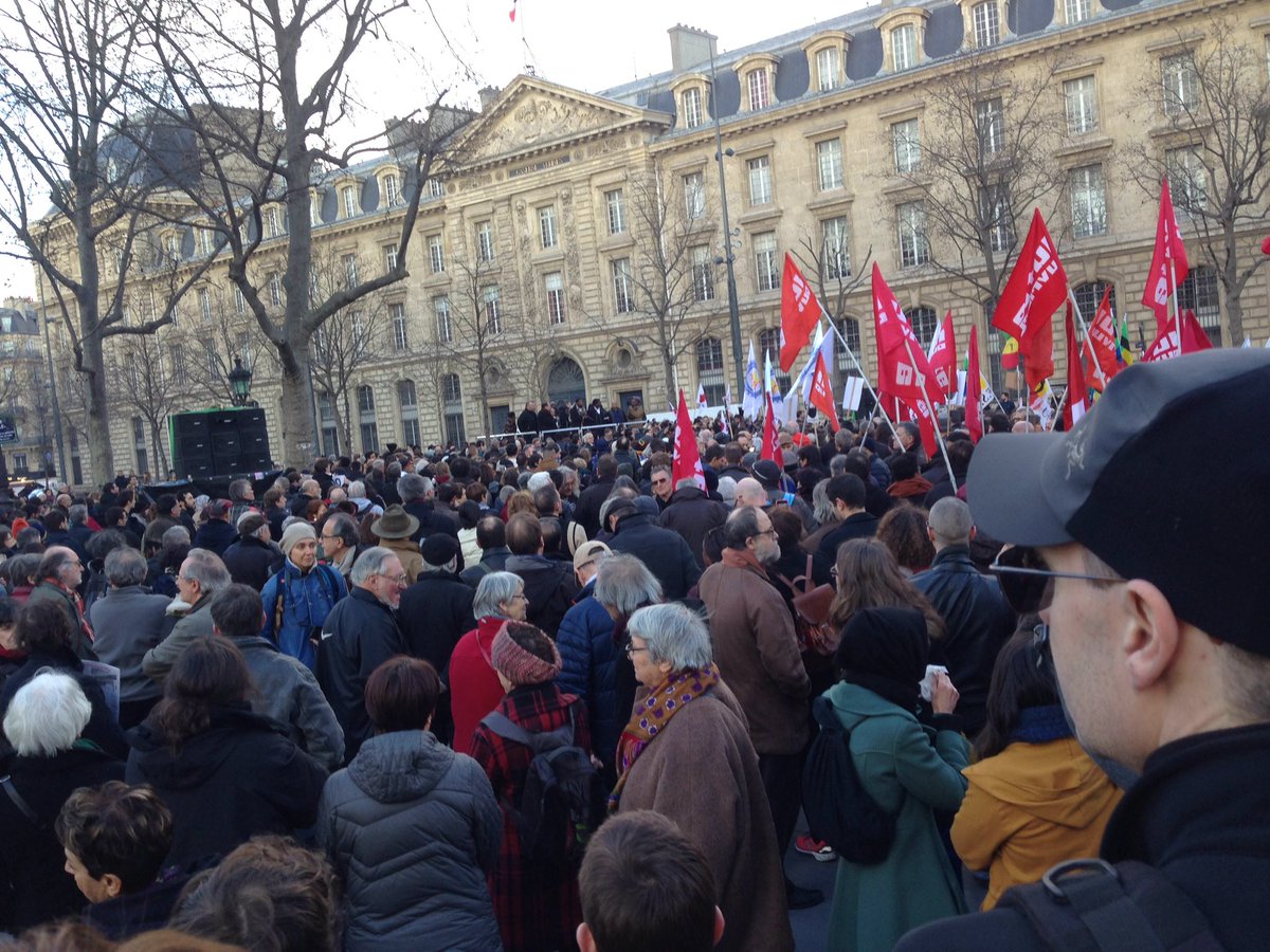Louisheidsieck's tweet image. #Républiqe l&apos;Unef prend la parole sous les sifflets &quot;Enfoncer une matraque, c&apos;est un viol&quot;