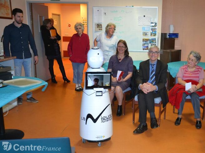 lejdc_fr's tweet photo. #Clamecy #Nièvre - #Robair , un robot créateur de lien social, nouveau résidant de l' #ehpad François-Boudard : https://t.co/5a9ek6RIYn https://t.co/zyCbk4G9Cw
