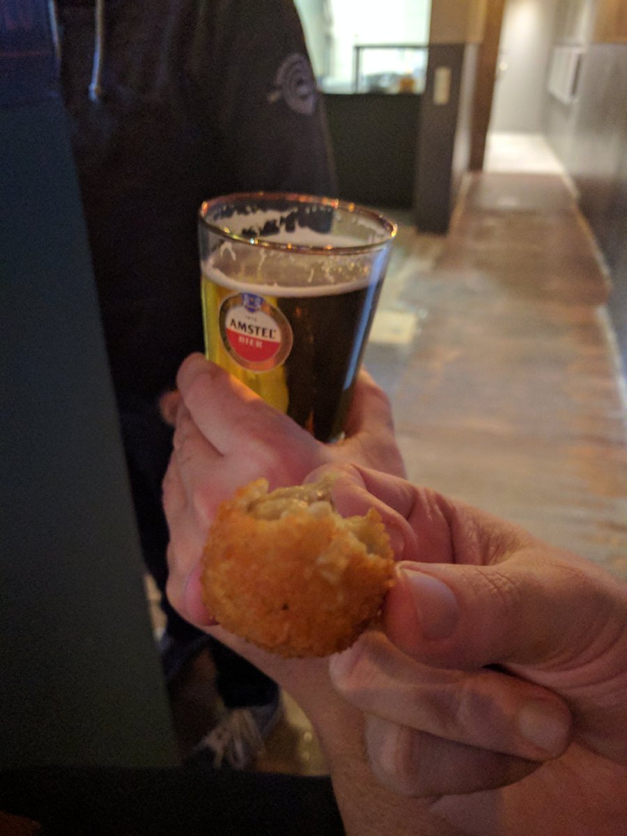 Wij bedanken @DaanHulzebosch &amp; <a href="/DOS46/">DOS'46/VDK Groep</a> voor de bitterballen in Herberg 't Plein!