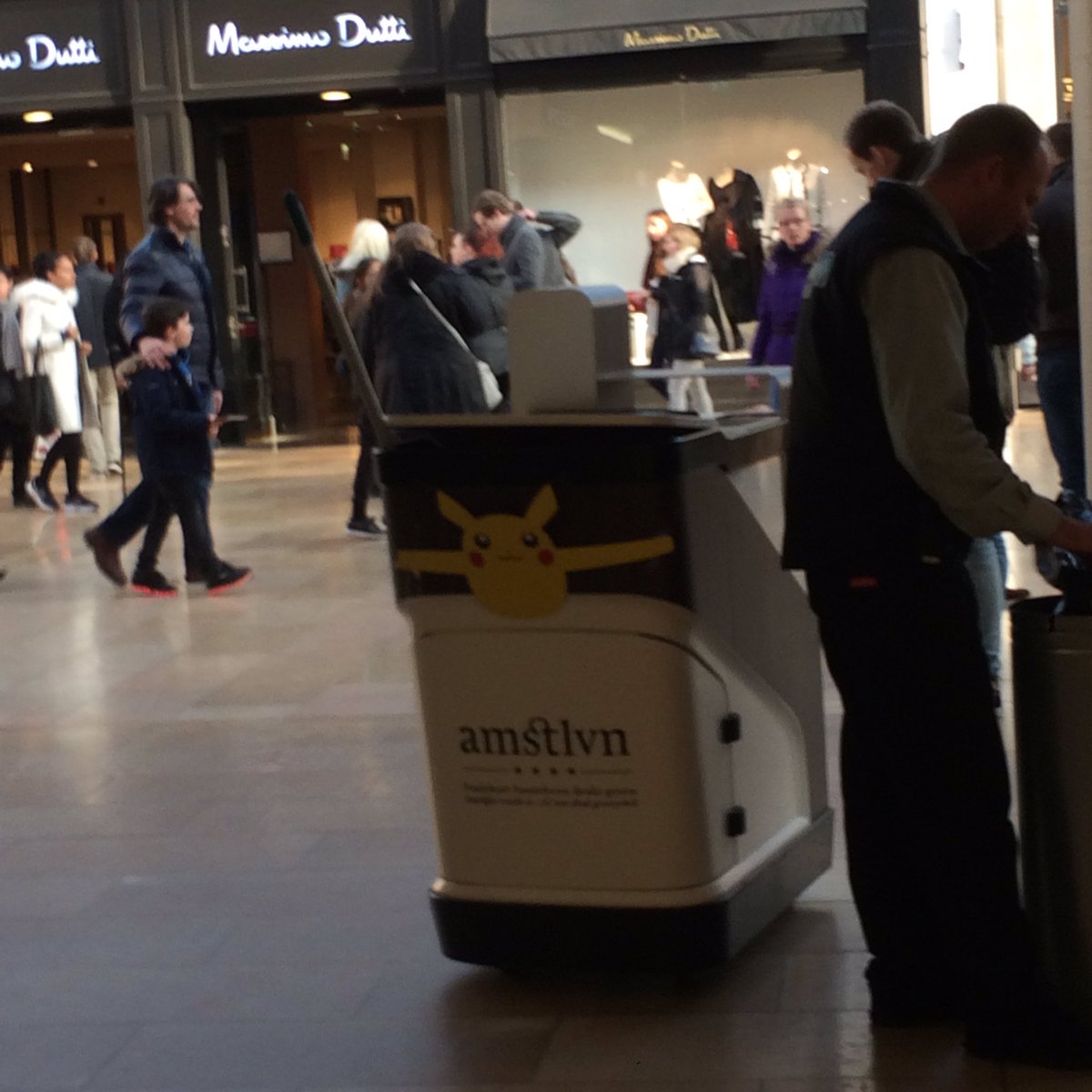 Micheasaurus's tweet photo. Lmao #Amstelveen #PokemonGO https://t.co/u5XaVQ50Cv