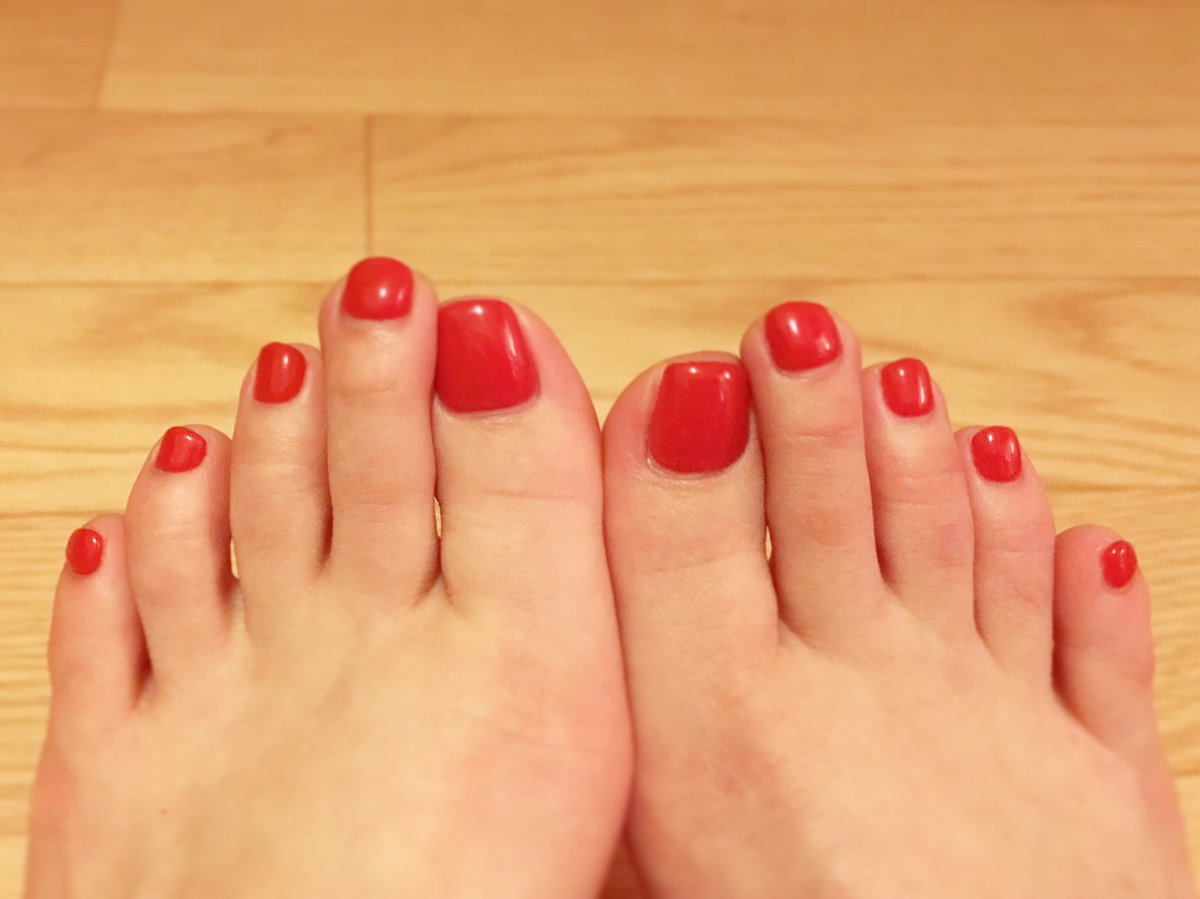 山崎アヤ V Twitter あしのつめ 手のジェルネイルは素敵だけどやるのが苦手なので 見られる機会の少ない足をあえてやる 触り心地も好き 笑 夏はもっと派手にしたい あ 女に生まれて よかった ブルゾンちえみにはまってます