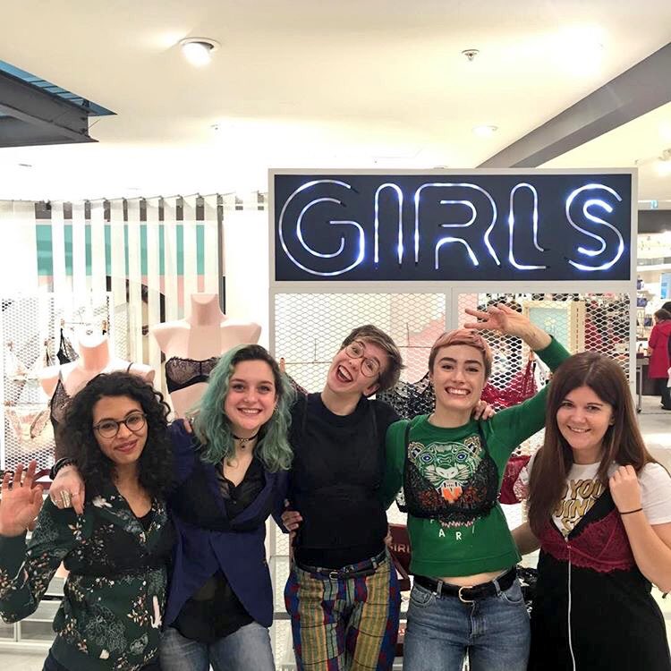 leBHVmarais's tweet photo. Super atelier, merci @Elsa_Muse, merci @xGIRLZPOPx et merci à toutes les filles qui étaient là ! 💘👙✂️🌈 https://t.co/LqQzz0pmXA