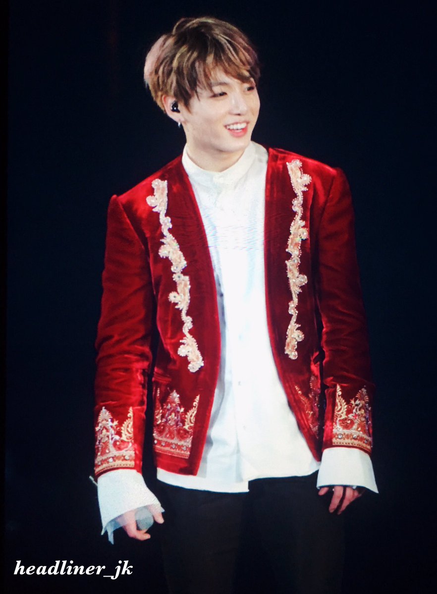 Quien quiere un Príncipe Azul?ppfff ... mejor me quedo con el ROJO 😉👑 #Jungkook 😁 #TheWingsTourinSeul