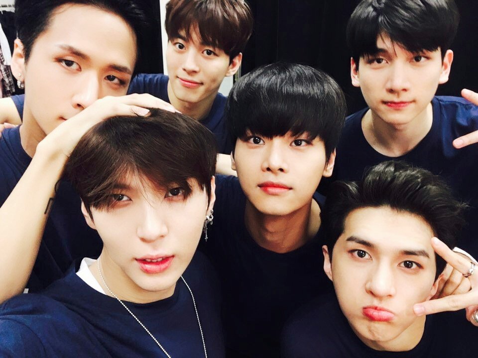 RealVIXX's tweet photo. 나는 로빅이다. 170218 <VIXX Live Show in Hong Kong 'THE UNDERWORLD'> 공연을 마친 #빅스 요원들의 모습이다. 뜨거운 응원을 보내준 별빛요원들 고맙습니다! https://t.co/OFrnekh6Ek