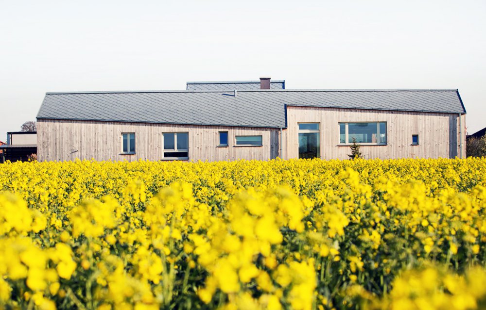 DesignerREstate's tweet image. Field house in Glogow, #Poland! Built in 2016 by Blank Architects, this home is situated in a 19th century village! #saturdaymorning