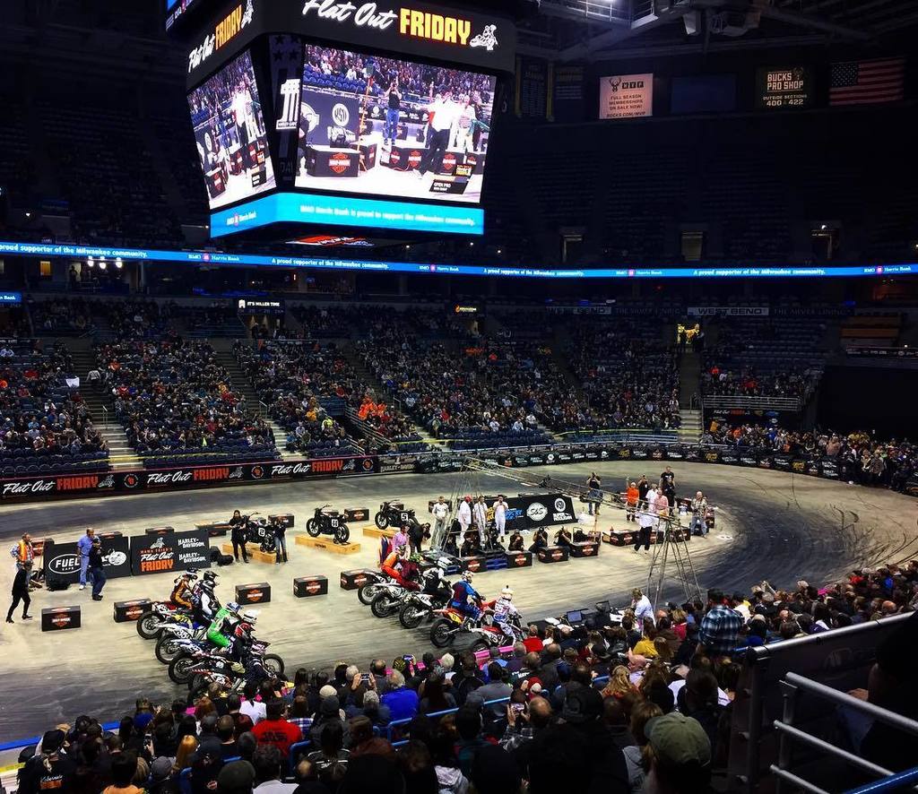 We had a blast here at <a href="/flatoutfriday/">Flat Out Friday</a> last night at the @mamatriedshow ✊️ Catch you later,… ift.tt/2lYbN23