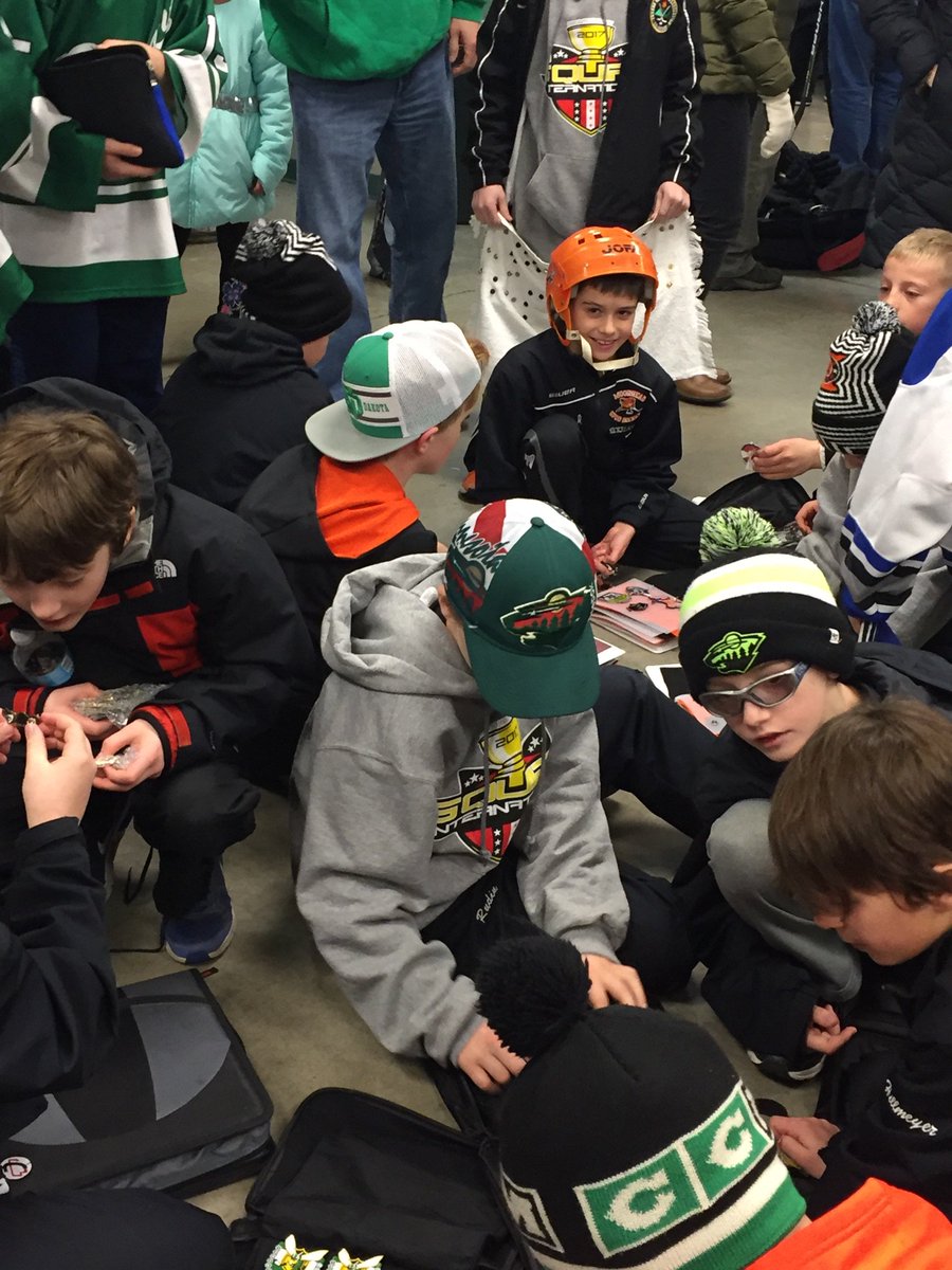 MhdSquirtBlack's tweet photo. POTG pin trading. #nicebucket https://t.co/3VokdduRCW