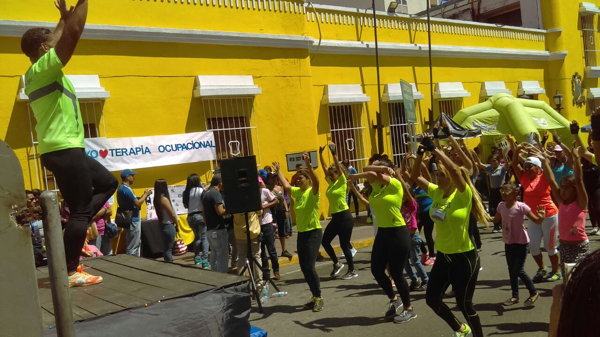 _roberto2012's tweet photo. Nos encontramos apoyando a @fundalosteques1 en las actividad Juventud activa y Emprendedora, en la calle Guaicaipuro de #LSTQ https://t.co/MfoBUOUY9e