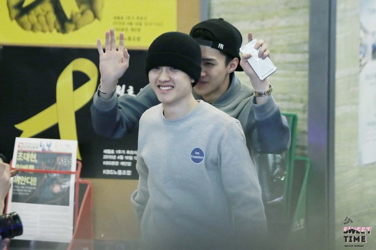 NearMelL_1989's tweet photo. ก็ไม่ได้แต่งหน้าอ่ะ เลยต้องหลบหลังพี่จ๋าเดินกลับบ้าน ว่าแต่... เลือกหลบหลังพี่จ๋าที่ตัวสูงๆหน่อยไม่ได้หร๊อออออออ 555555555555555 https://t.co/3DMd4q2fZ6