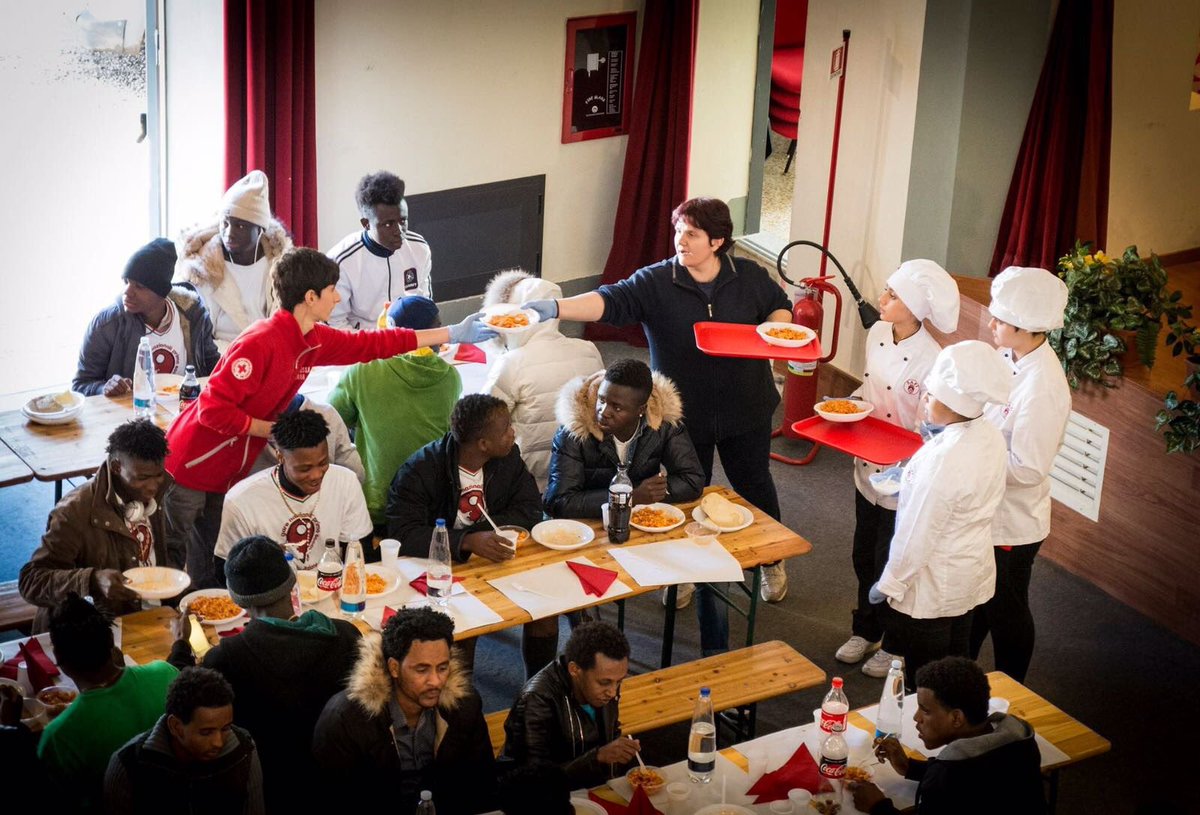crocerossa's tweet photo. Pranzo solidale con #CroceRossa Roma e alunne Ist. Alberghiero SAFI. Piatti tipici italiani e arabi per persone #migranti ospiti del centro. https://t.co/XmFl8ntP2S