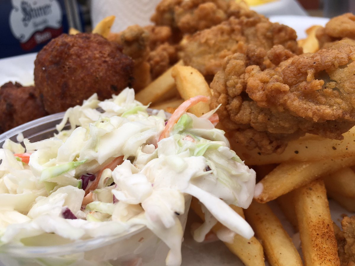 lawisejr's tweet photo. The list of foods better than a properly fried oyster is very short. #roadfood #SummervilleSC #plattertime https://t.co/cfxJ7zrEQf