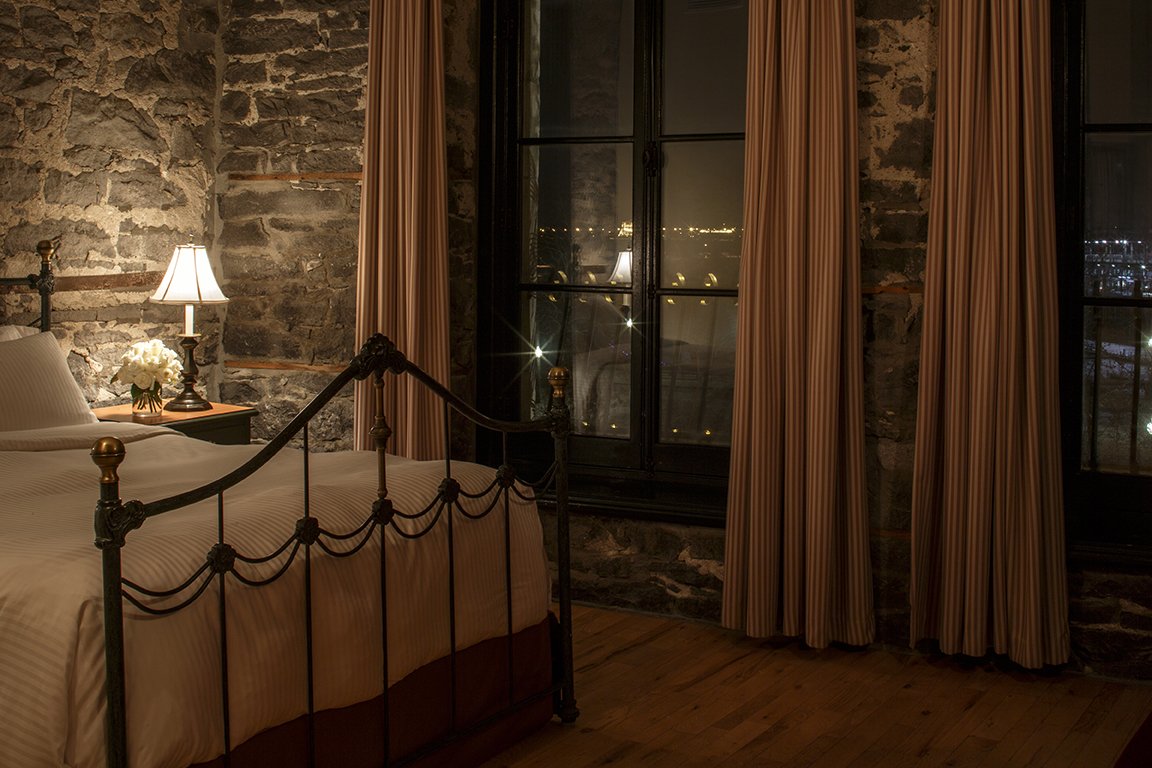 AubergeVP's tweet photo. Happiness is jumping on a hotel bed! #Comfy #Cozy #AubergeVP #ExpOldMtl https://t.co/EeAXZmitOJ