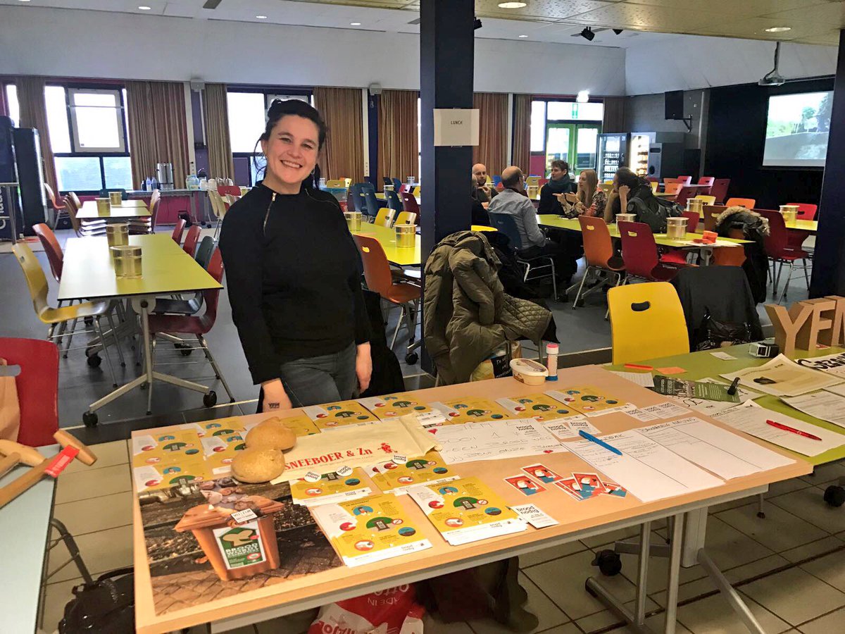 BroodNodig010's tweet photo. Bedankt @EetbaarRdam voor een geweldige dag en tal van nieuwe #broodhelden #breadheroes! Samen gooien we een week GEEN brood weg 👍🍞🥖💚 https://t.co/UGe4lxukay
