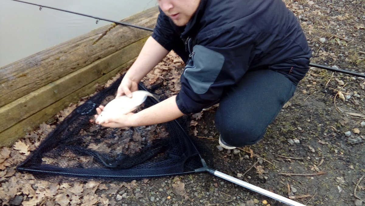 emmaymarsh's tweet photo. Went #Fishing with my gorgeous man today! @squeezy_R. Even caught my first fish! 🐟🐠 #proudofmyself #relaxing #peaceful #lakefishing #ducks https://t.co/iXxF33h0v2