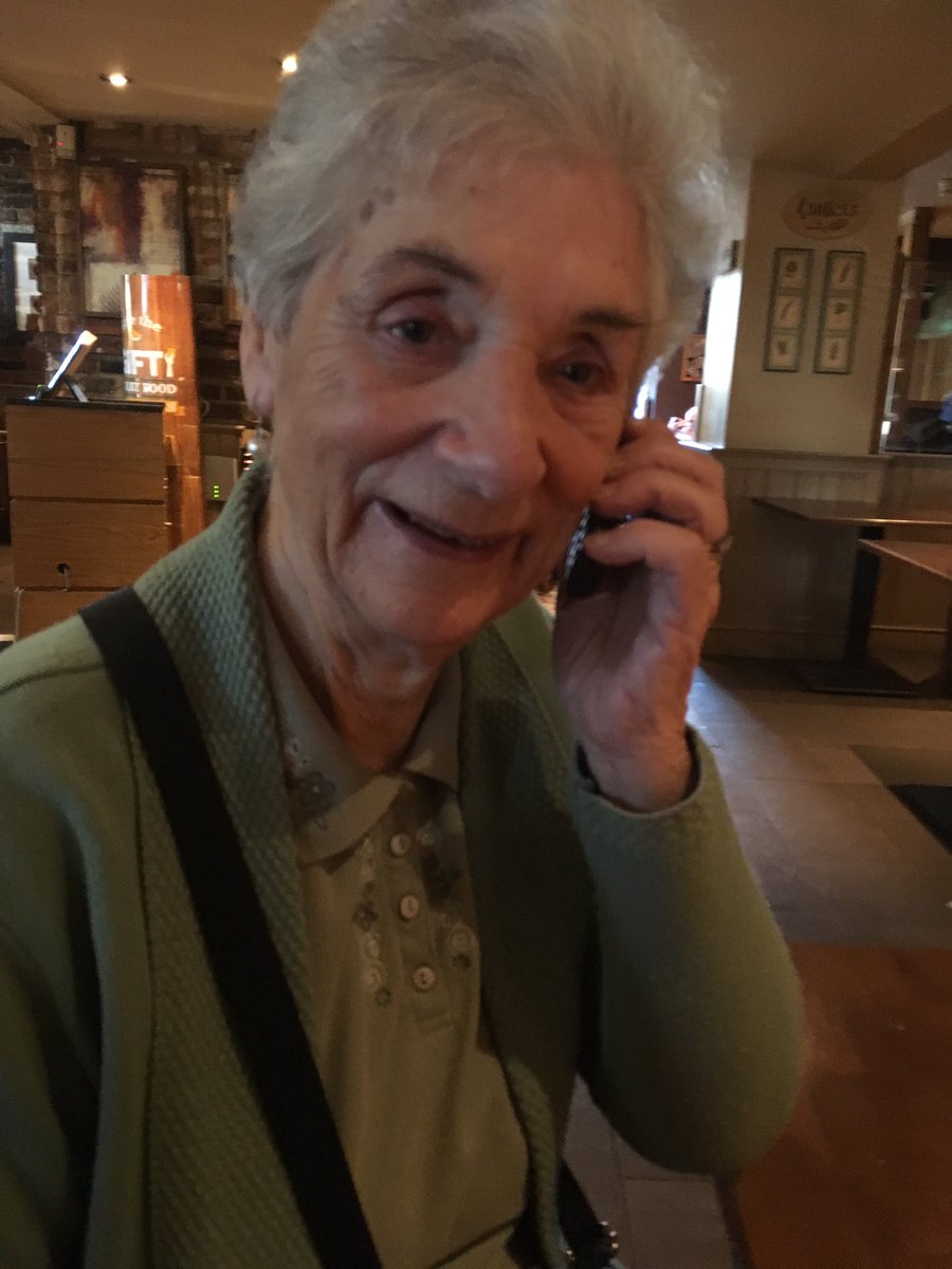 GraceHopkins94's tweet photo. Can't deal with the fact that my grandma's wallpaper is her talking on the phone 😂😂😂 #BackYourself 🤳🏻👵🏼 https://t.co/BS5pOMMDx8