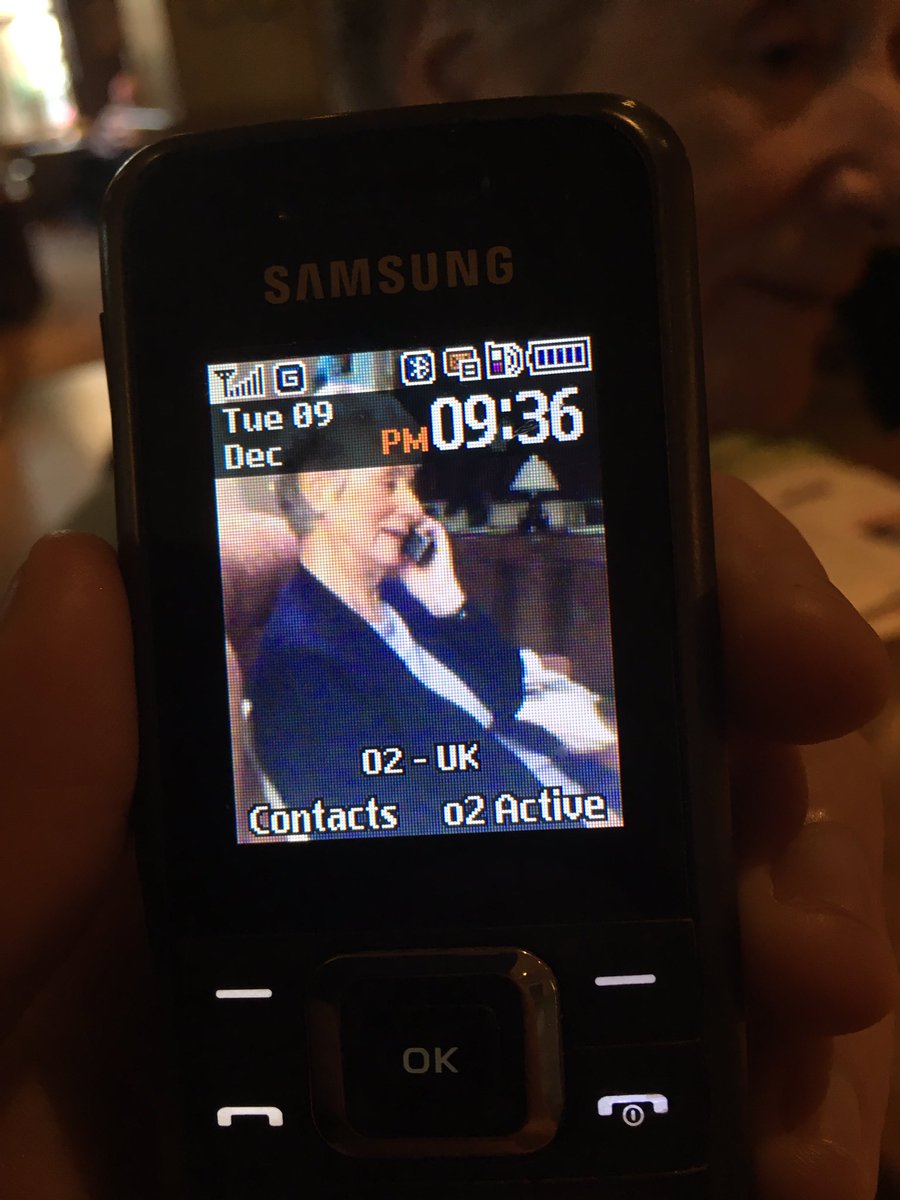 GraceHopkins94's tweet photo. Can't deal with the fact that my grandma's wallpaper is her talking on the phone 😂😂😂 #BackYourself 🤳🏻👵🏼 https://t.co/BS5pOMMDx8