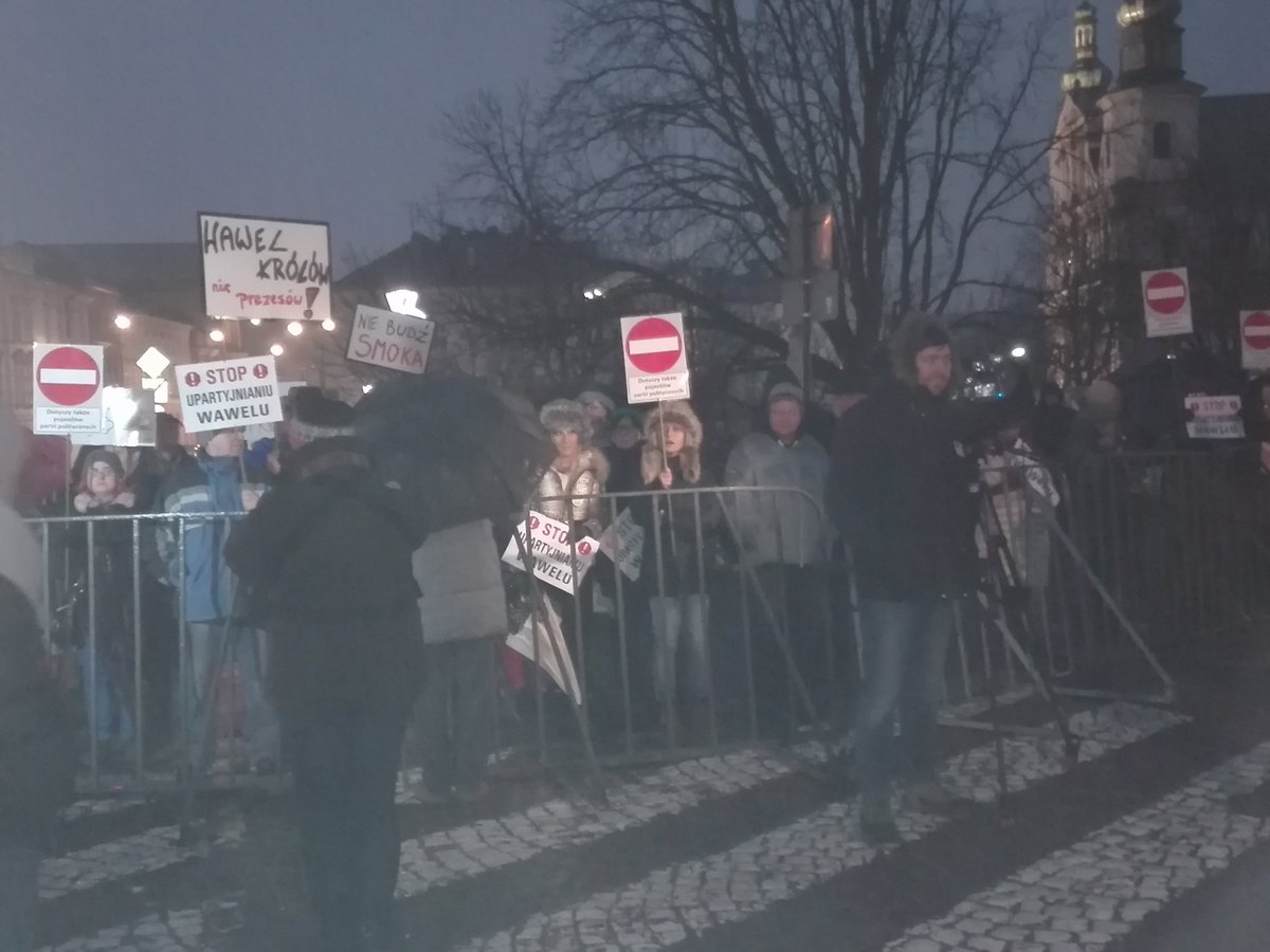 zaplutyzsalonu's tweet photo. Ludzi malo ale głośno https://t.co/h5vjlywUIt