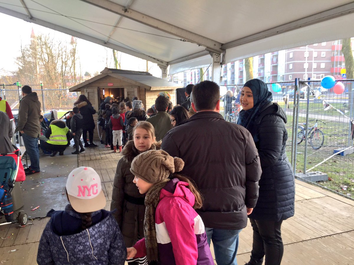 In de rij voor #Poelenburg on Ice. Veel kinderen komen schaatsen! Iedere dag open van 14.00 tot 20.00 voor vrijschaatsen. #Zaanstad