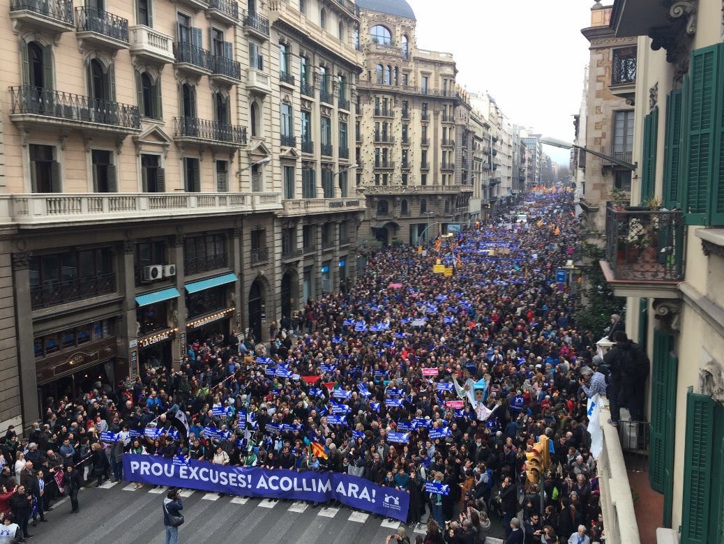 peronelladarago's tweet photo. Des milliers de personnes manifestent à #Barcelona 👬👭👫 parce que
#Catalogne veut accueillir ! ☝
#welcome #refugees #Barcelone https://t.co/IDp4OYoNsh