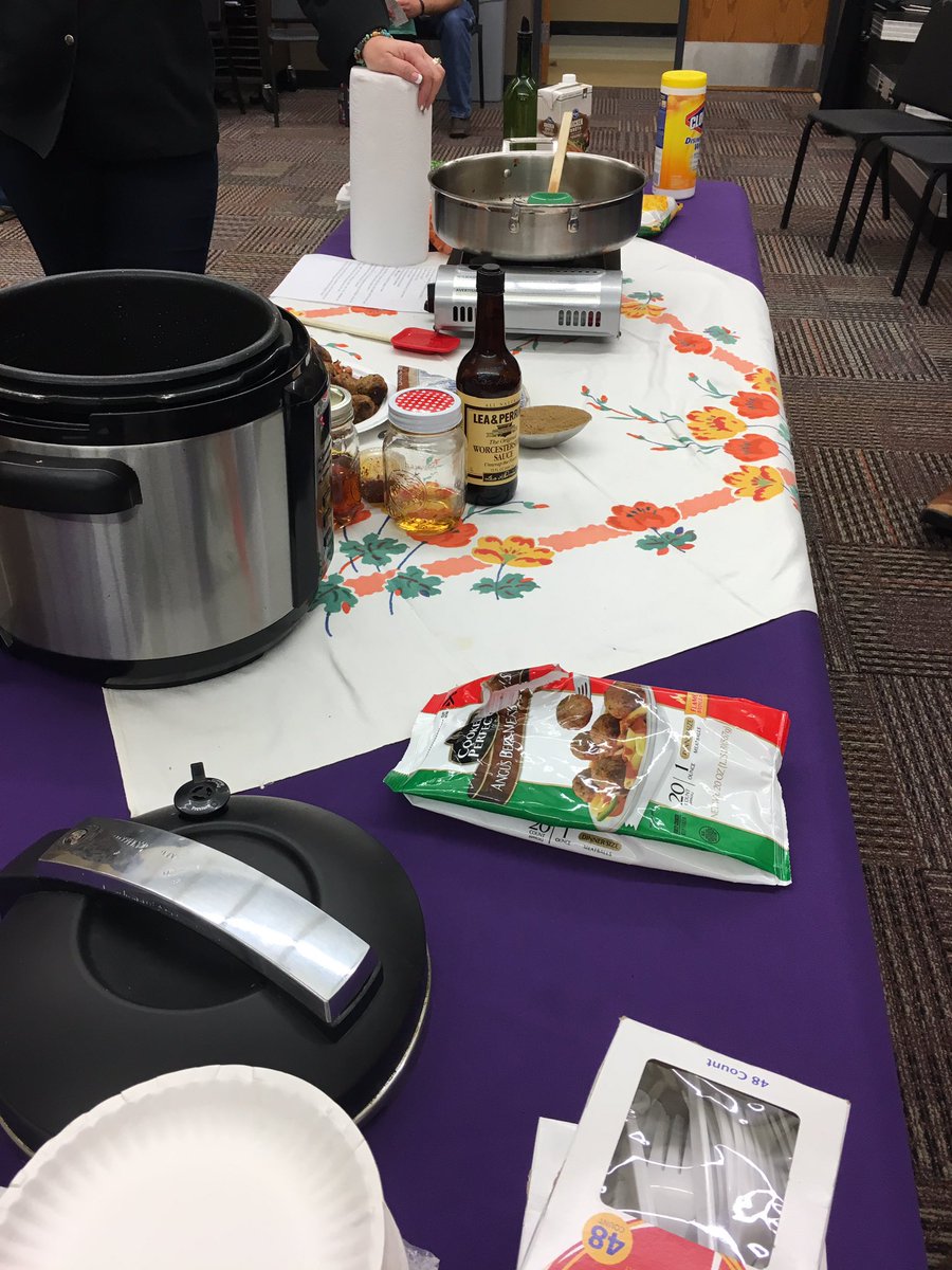 KSCattleDrive's tweet image. Chef Alli and Debbie Lyons-Blythe have a cooking demo starting shortly. Get to the vocal music room in Buhler HS soon! #KCD17