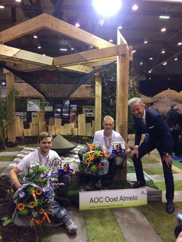 WorldSkillsNL's tweet photo. AOC Oost: Trotse winnaars tuinaanleg 2017. Van harte gefeliciteerd! #skillsheroes #vhg #mbo https://t.co/DY760cUyVx