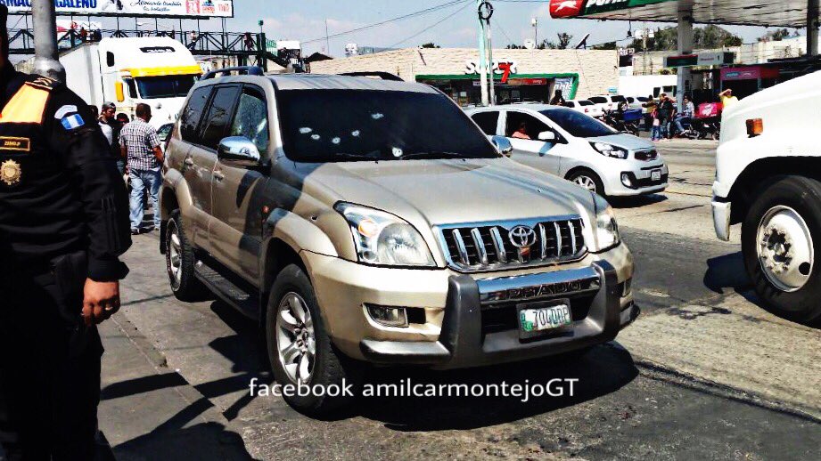 amilcarmontejo's tweet photo. Comisario #PNC baleado, cuando motoristas tirotean su carro, frente a #MercadoLaParroquia, en 5 calle 11 avenida #zona6. #TráficoGT cerrado. https://t.co/GvTsH7xuhw