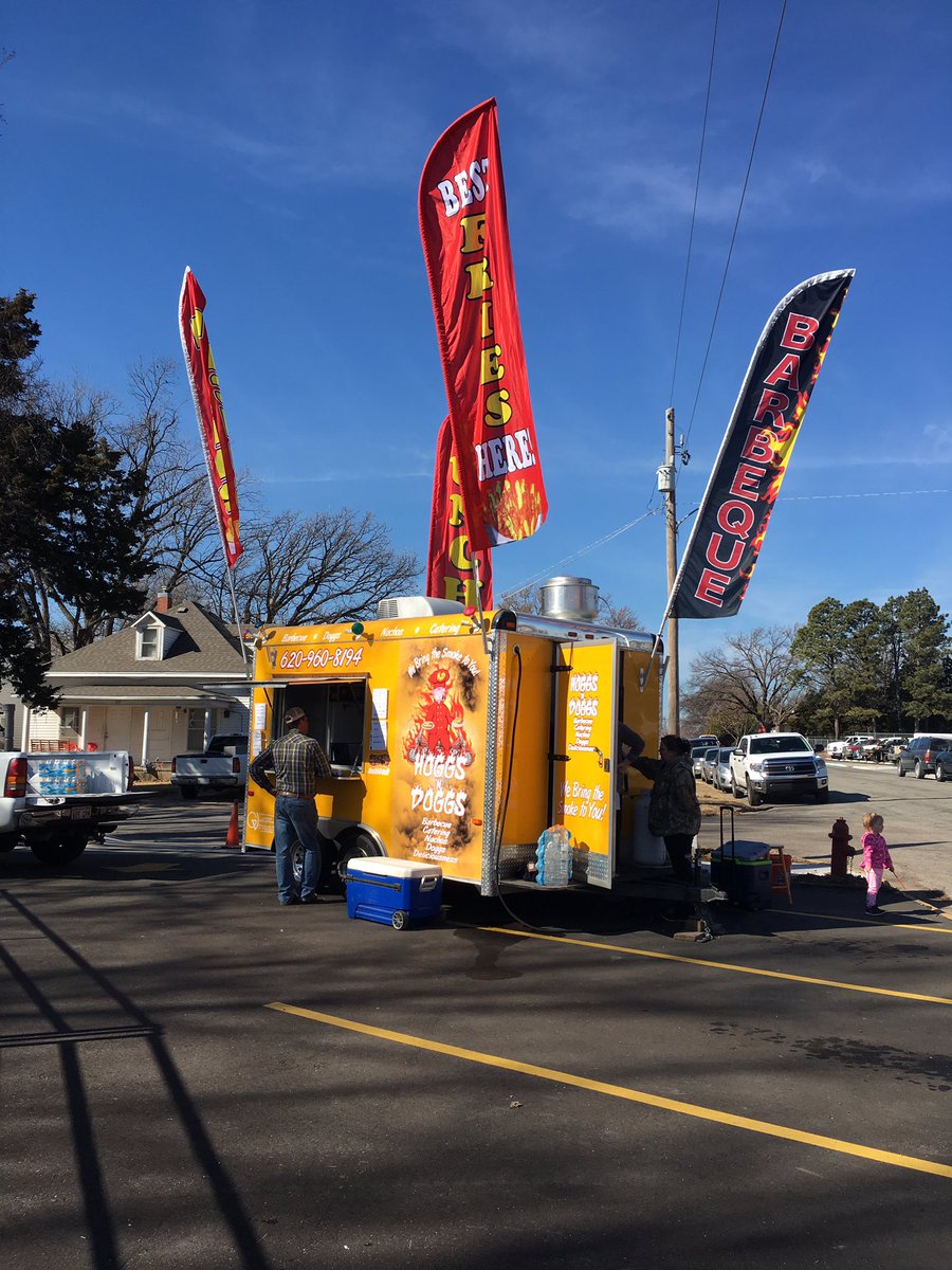 KSCattleDrive's tweet image. Finding yourself hungry at the KCD?  Hoggs 'n Doggs is set up outside of Buhler HS.  #KCD17