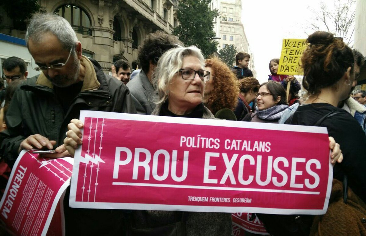 Prou excuses! diputats i regidors de la CUP assisteixen a la manifestació #VolemAcollir #TrenquemFronteres #OpenBorders #RefugeesWelcome