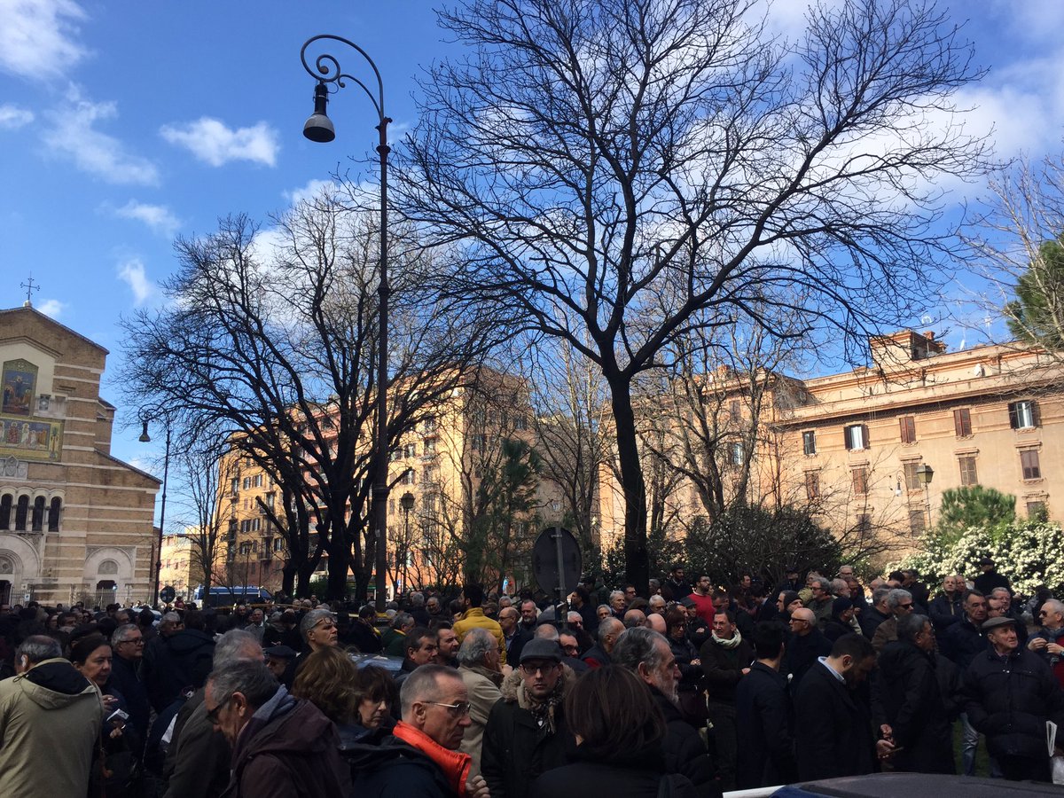 MirkoTutino's tweet photo. Tantissimi compagni e compagne, oggi, con @rossipresidente a #Roma al #TeatroVittoria (e anche fuori dal teatro)! #RivoluzioneSocialista https://t.co/QfWtxkUtbI