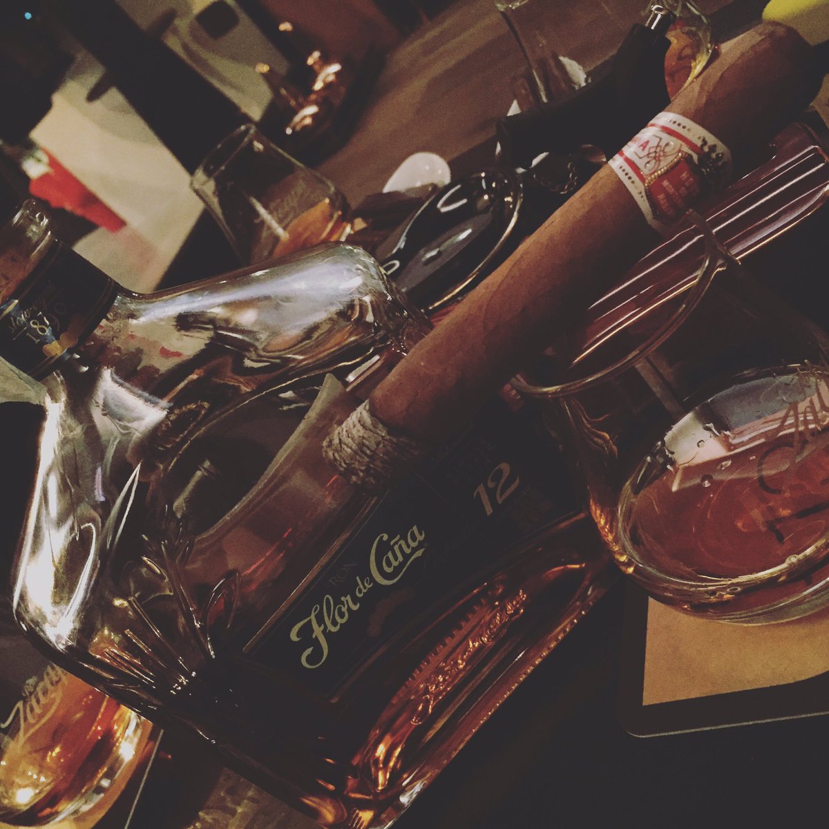TabacchiFurco's tweet photo. Flor de cana abbinato da un fantastico Hoyo de Monterrey. @flordecanarum https://t.co/byd1ZFGDOn