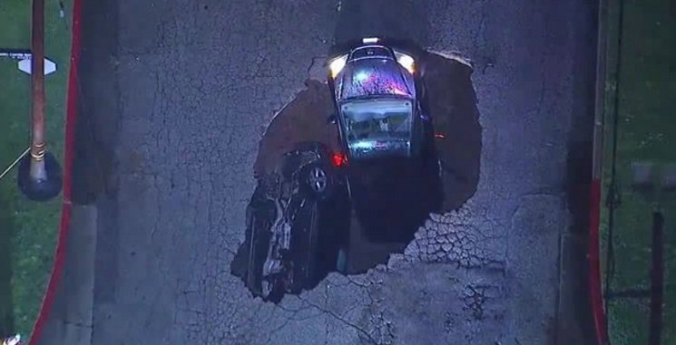 Crazy video: 2 cars fall into sink hole, after the road cracked like an egg shell bit.ly/2l6rLIW https://t.co/0tVTFaPo0B