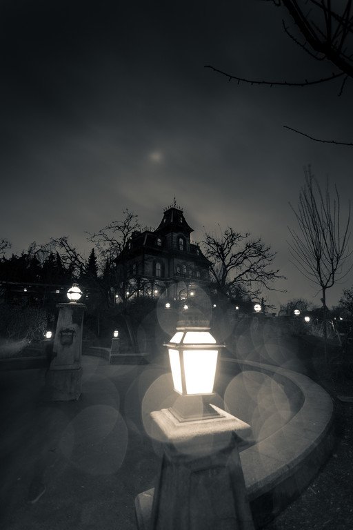 OneMoreMinute_'s tweet photo. 11pm, the Park is sleeping. #phantom manor is just a shadow with Walt #Disney studios' lights in the background. https://t.co/VBUKgLdFey