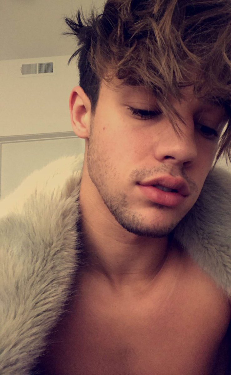 Cameron (@wishlhadwings) on Twitter photo 