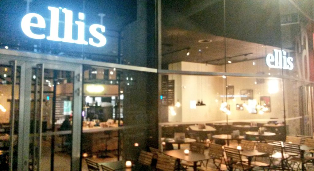 SmileyTrains's tweet photo. Un autre Burger Gourmet à 2 pas, juste à côté de la station de Tramway Rosa Parks, @EllisBurgerFR donne envie de s'arrêter. Y'a à faire ! 😉 https://t.co/QaoRpqlHiG