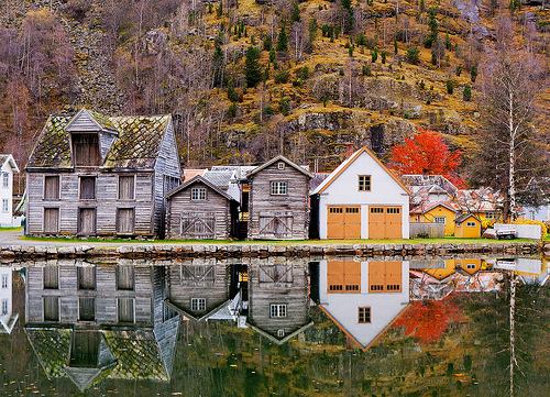 TrMaMeRi's tweet photo. Autumn, Laerdal, #Norway https://t.co/8TmTQgdz6a