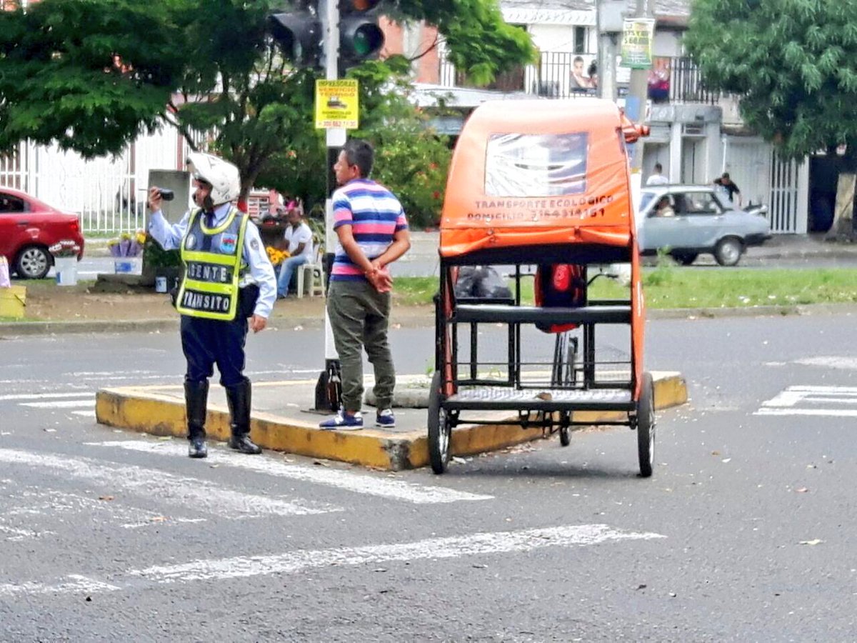 MovilidadCali's tweet image. Realizamos operativos donde recordamos que no está permitido el servicio de Bicitaxis.Trabajamos por garantizar tu seguridad vial