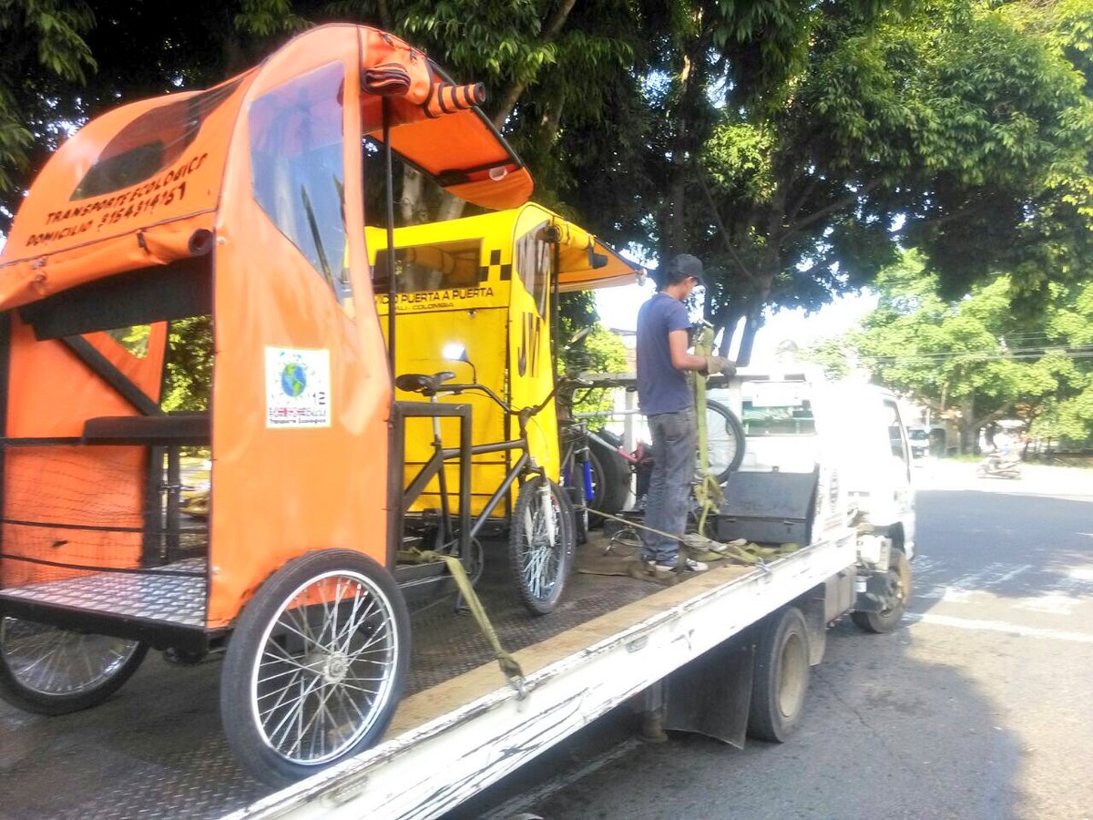 MovilidadCali's tweet image. Realizamos operativos donde recordamos que no está permitido el servicio de Bicitaxis.Trabajamos por garantizar tu seguridad vial