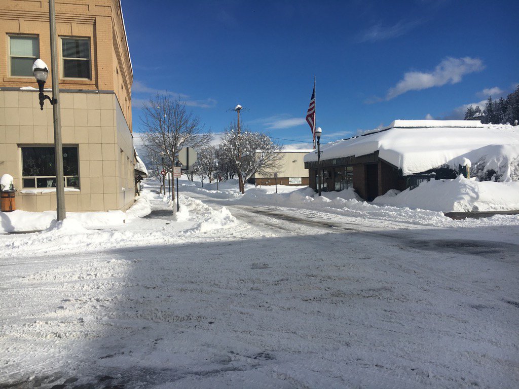 ArianaAlist's tweet photo. This is downtown bonners ferry! They are in state of emergency #kxly https://t.co/ytTn5HIX0p