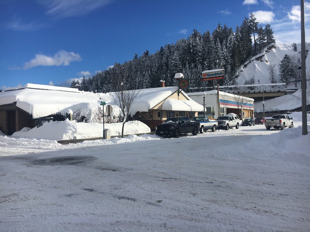 ArianaAlist's tweet photo. Crews are working hard to plow streets. Many residents were stuck in driveways for hours #kxly https://t.co/BU67S0duLU