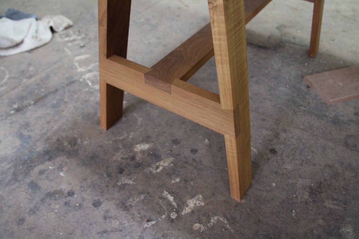 CoryndonLtd's tweet photo. Teak dining table with dovetail detail https://t.co/LPhqFCYPGO