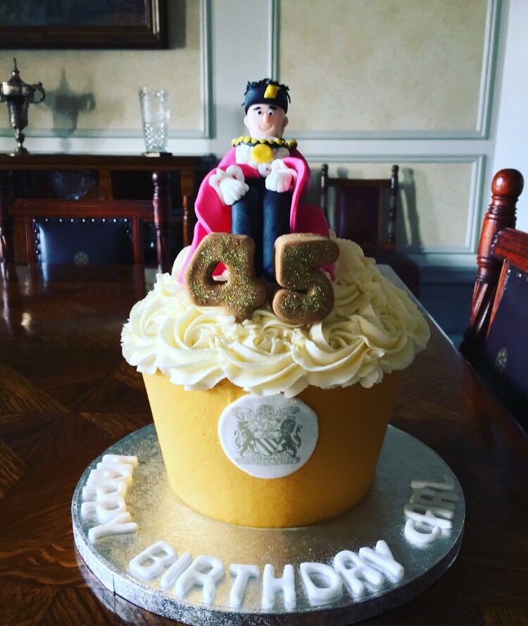 CarlAustinBehan's tweet photo. WOW!! This has to be one of the best BIRTHDAY CUP CAKES ever made by @HLCupcake -AMAZING RESEMBLANCE thanks @seanmarc7989 &amp; @Si_AustinBehan https://t.co/Oxt3dwbKxW