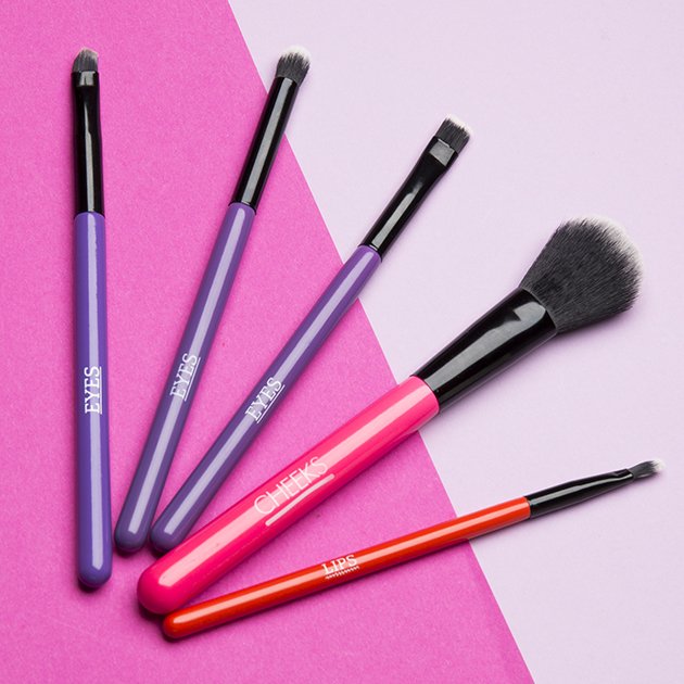 Tools for any artist. #SEVENTEEN #MakeupBrushes. boots.uk/2rwi1P