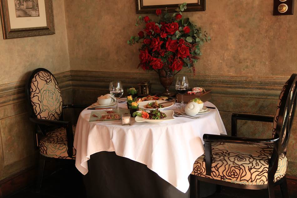 FoodBlogCT's tweet photo. Legend tells that #Kitima is haunted by Elsa Cloete; a table is set for her every evening. https://t.co/ldwpZrN0sP https://t.co/nLcY6gqnor